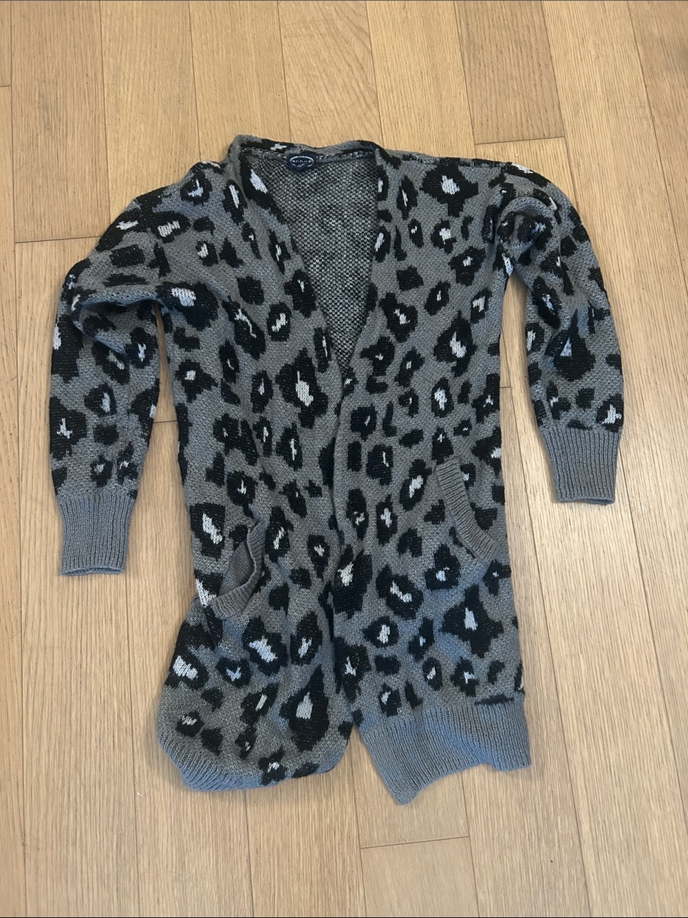 Scoop NYC Gray and Black Leopard-Print Open Cardigan